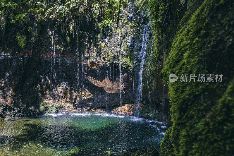 在一个美丽的夏日里，Rabaçal附近山上的Fontes瀑布和马德拉岛上的Levada do Risco步道